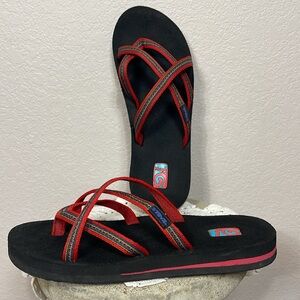 Teva Olowahu Flip Flop Foam Mush Sandals Size 8 Red Black